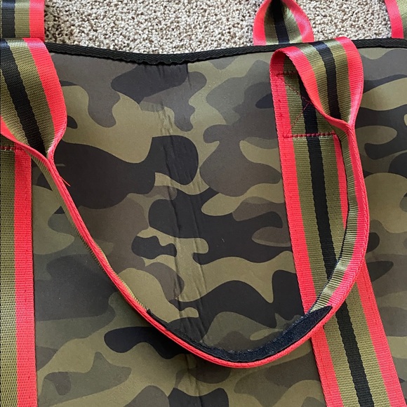 HAUTE SHORE Camouflage Tote Bag with Red and Green Stripes - Picture 3 of 8